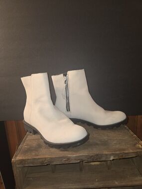 Sorel White Women's Ankle Boots with Side Zipper